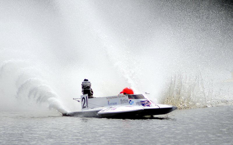 RYAPowerboat_rd3_11_Kingsbu.jpg :: Images from round 4 of the 2008 RYA powerboat championships at Kingsbury water park