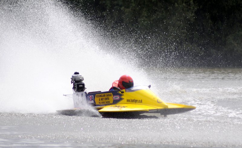RYAPowerboat_rd3_13_Kingsbu.jpg :: Images from round 4 of the 2008 RYA powerboat championships at Kingsbury water park