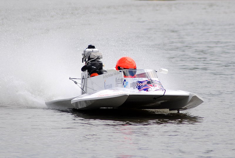 RYAPowerboat_rd3_18_Kingsbu.jpg :: Images from round 4 of the 2008 RYA powerboat championships at Kingsbury water park