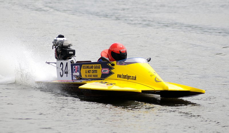 RYAPowerboat_rd3_19_Kingsbu.jpg :: Images from round 4 of the 2008 RYA powerboat championships at Kingsbury water park