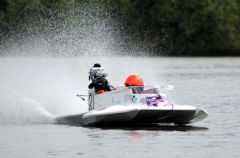 RYAPowerboat_rd3_22_Kingsbu.jpg :: Images from round 4 of the 2008 RYA powerboat championships at Kingsbury water park