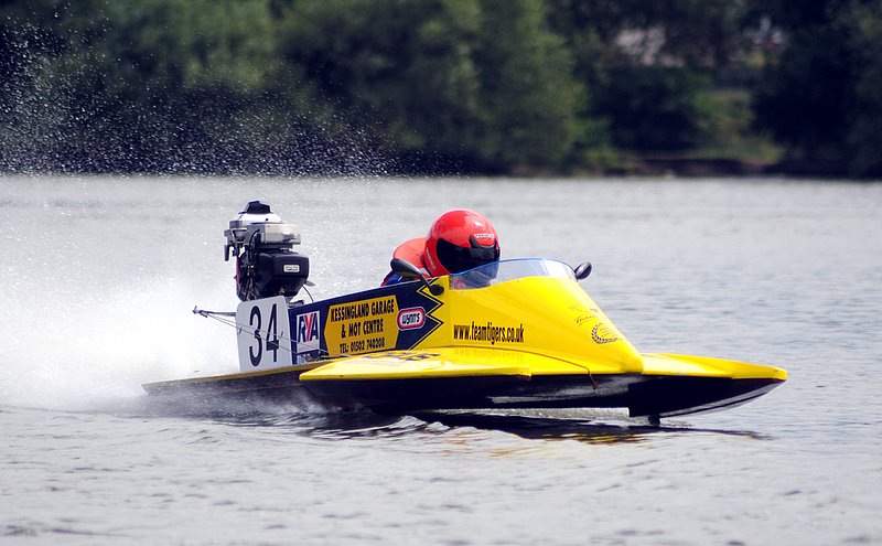 RYAPowerboat_rd3_23_Kingsbu.jpg :: Images from round 4 of the 2008 RYA powerboat championships at Kingsbury water park