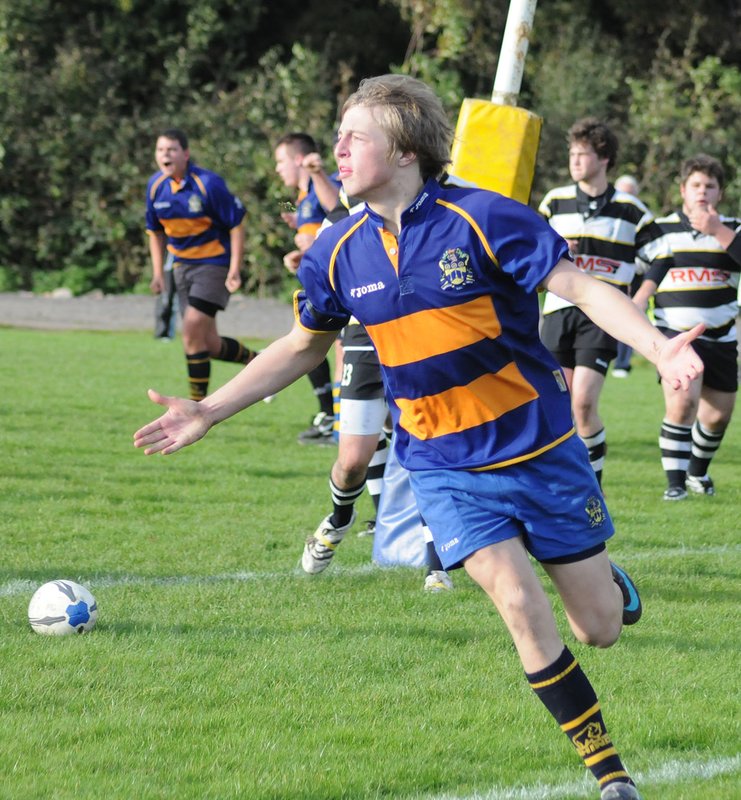 bBColts_Luctonia_10_NCCup_1.jpg :: Images from the 2008/9 2nd round National Colts Cup game between Barkers Butts and Luctonians.
Barkers winning 17-7