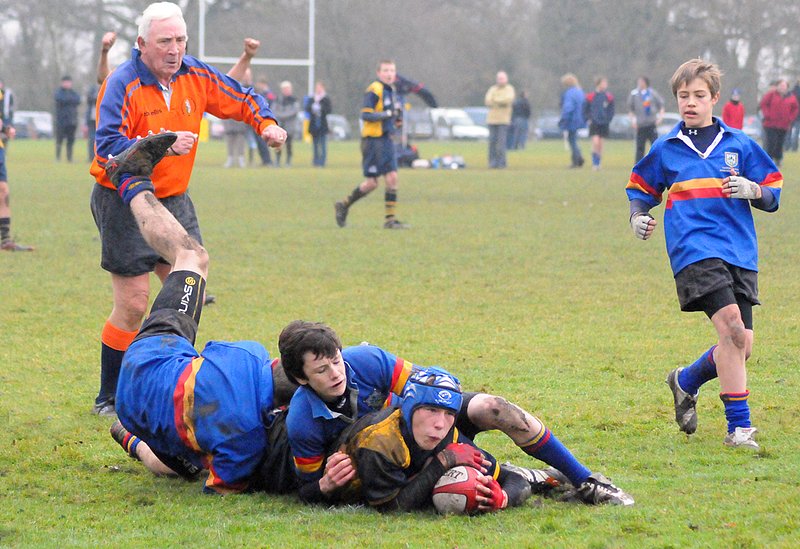 bBU14_Leamington_20_141208.jpg :: Images from the2008/9 U14 game between Barkers and Leamington.James Clifford scores the first try.