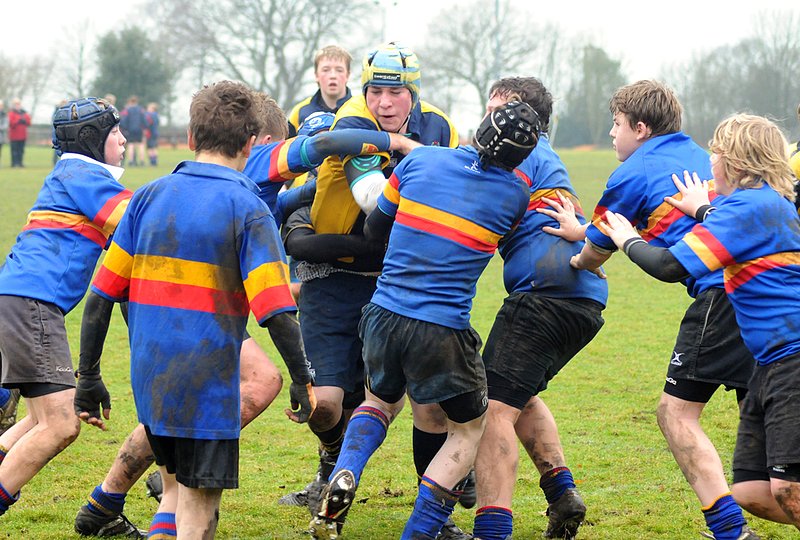 bBU14_Leamington_23_141208.jpg :: Images from the2008/9 U14 game between Barkers and Leamington.Big John McCarthy takes on the Leamington defence.
