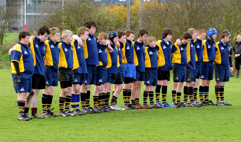 bBU14_Nuneaton_02_091108.jpg :: Images from the 2008/9 U14 game between Barkers and Nuneaton.Lost 0-34 with 2 disallowed tries for Barkers.
Barkers line up for the 1 minute silence for Rememberance day.