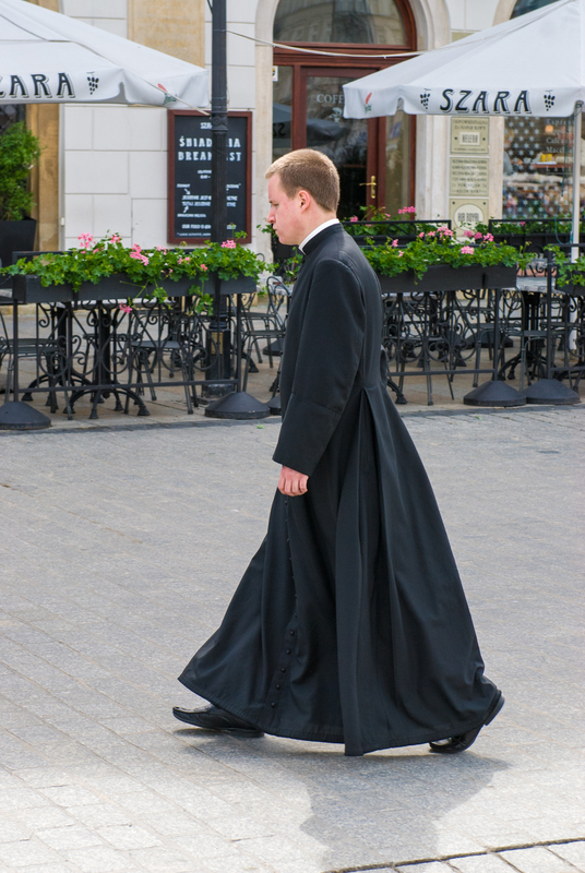_RL20797.jpg :: Priest walks on the Market Square, Krakow, Poland