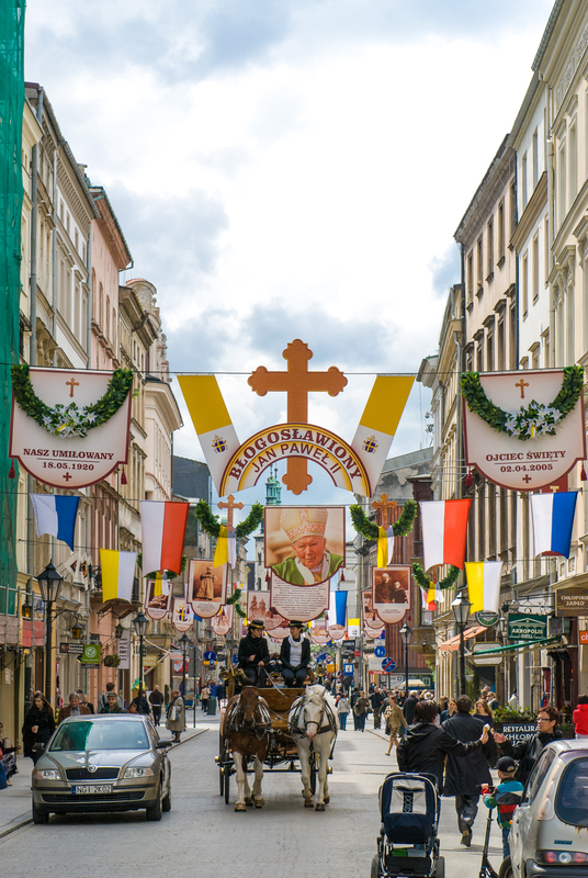 _RL20804.jpg :: Banner tributes to Pope John Paul II, Krakow, Poland