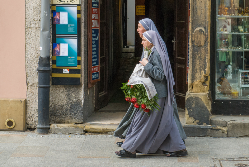 _RL20806.jpg :: Catholic Nuns walking in old town Krakow, Poland