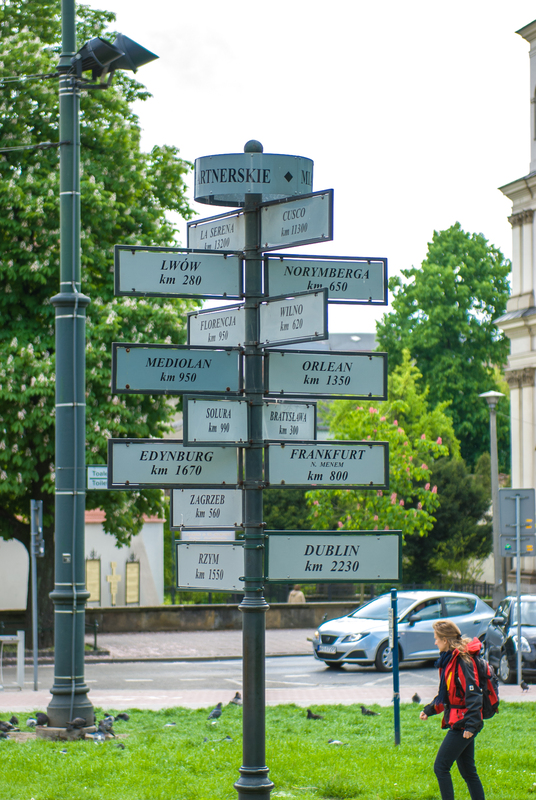 _RL20868.jpg :: International directional signpost, Krakow, Poland