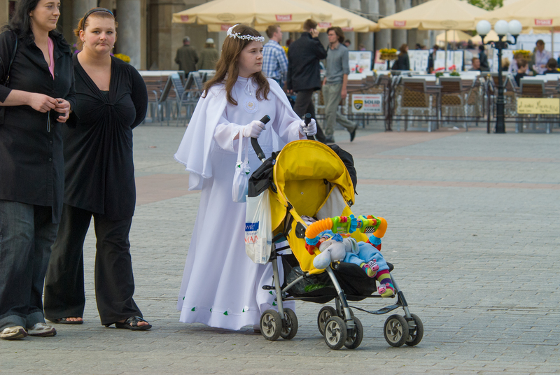 _RL20911.jpg :: A young girl after her First Communion, on The main square of the Old Town of Krakow, Poland