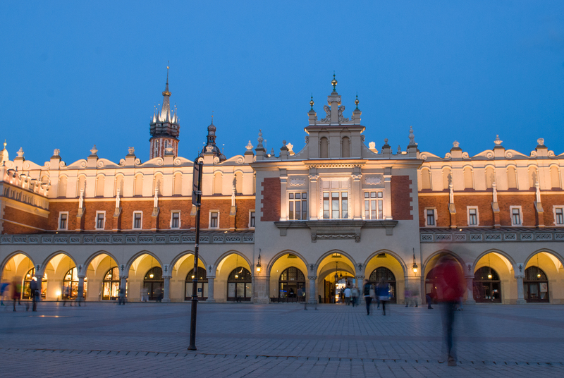 _RL20919.jpg :: The Cloth Hall (Sukiennice) at night, on The Main Market Square, Krakow, Poland