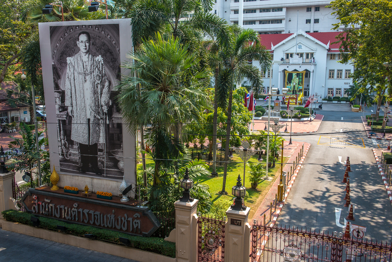 RL5_1365.jpg :: Royal Thai Police Headquarters, Chit Lom Road (portrait of HRH Bhumipol Adulyadej, Rama IX