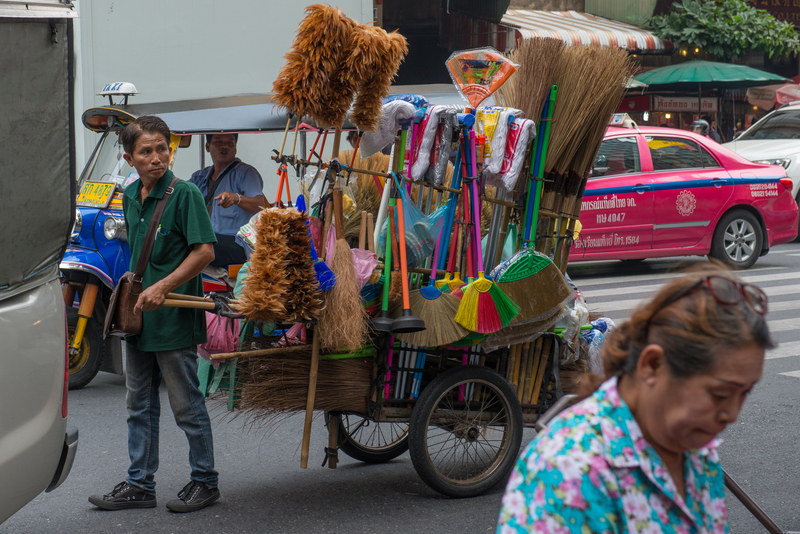 RL5_1543.jpg :: Man selling brushes, Bangkok.