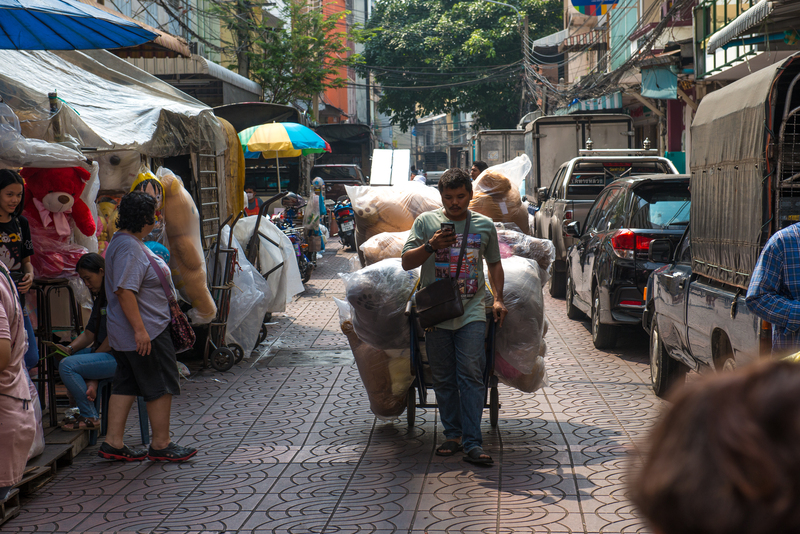 RL5_1546.jpg :: Man with pull cart, Bangkok.