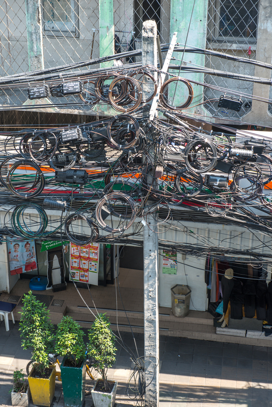 RL5_1830.jpg :: Bangkok wiring (near the Saphan Taksin Sky Train station)