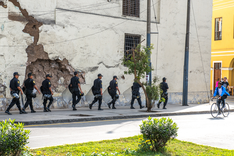 RL5_7652.jpg :: Police with riot shields, Lima