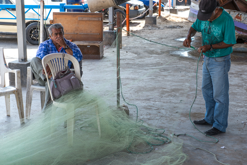RL5_7705.jpg :: Fisherman mending his nets, Chorrillos Fisherman's Wharf