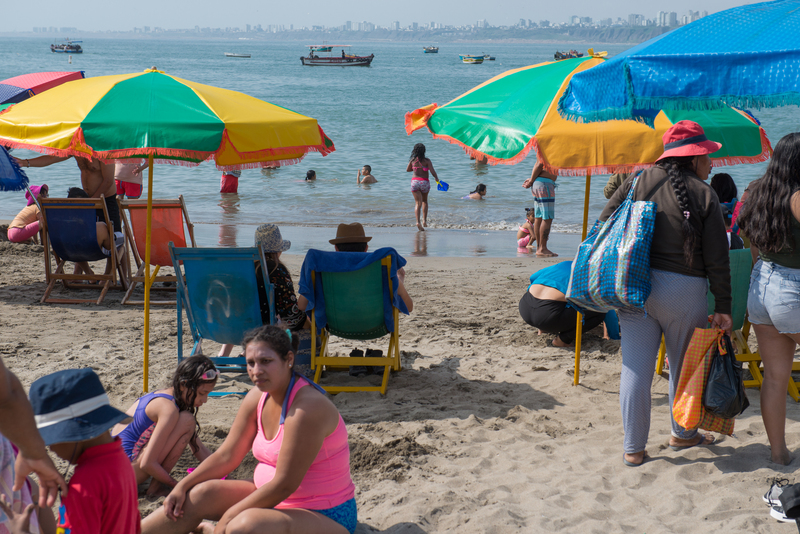 RL5_7724.jpg :: Beach visitors, Chorrillos Fisherman's Wharf