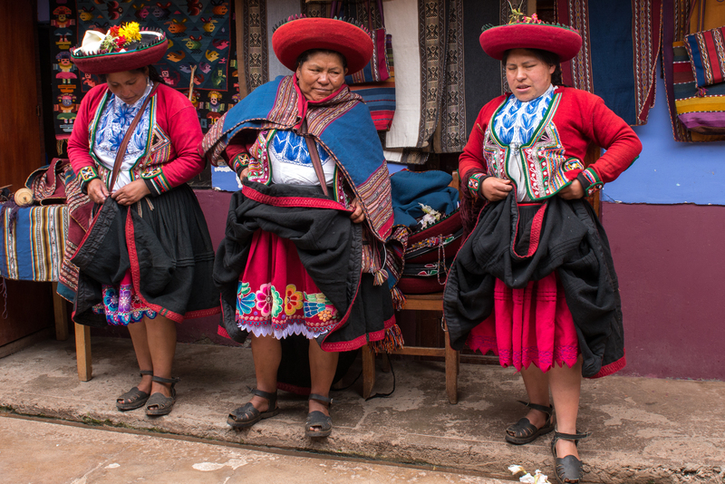 RL5_7795.jpg :: Local women demonstrate their clothing, Chinchero