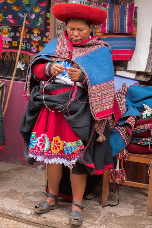 RL5_7797.jpg :: Local woman demonstrate yarn dyeing, Chinchero