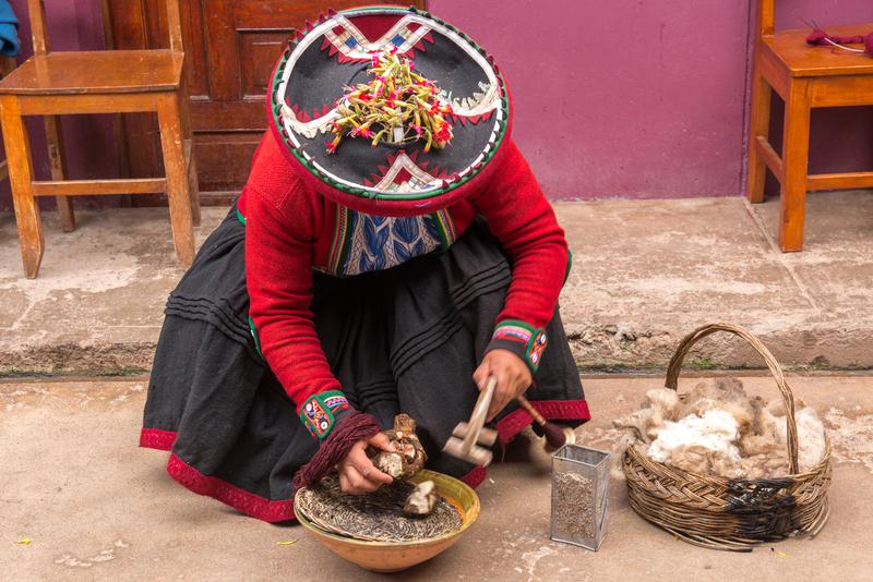 RL5_7810.jpg :: Local women demonstrate yarn dyeing, Chinchero