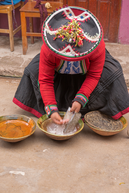 RL5_7815.jpg :: Local woman demonstrate yarn dyeing, Chinchero