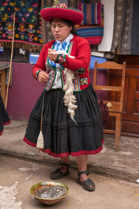 RL5_7820.jpg :: Local woman demonstrate yarn spinning, Chinchero