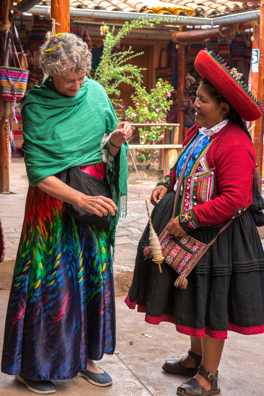RL5_7823.jpg :: Local woman demonstrate yarn dyeing to visitor, Chinchero