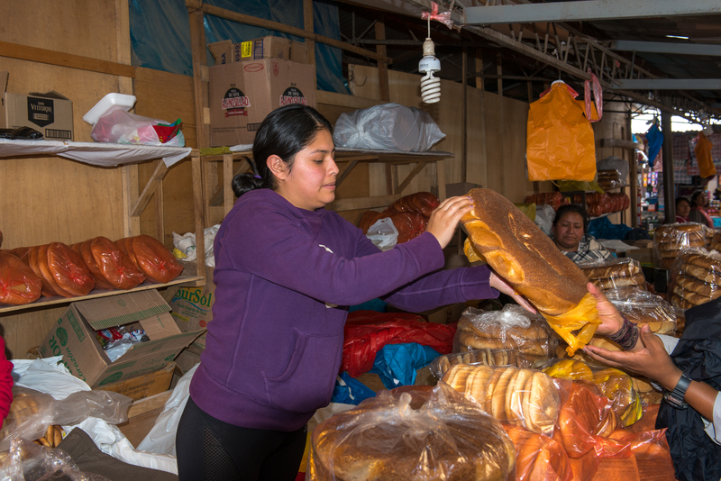 RL5_7963.jpg :: Transaction at Calca Market