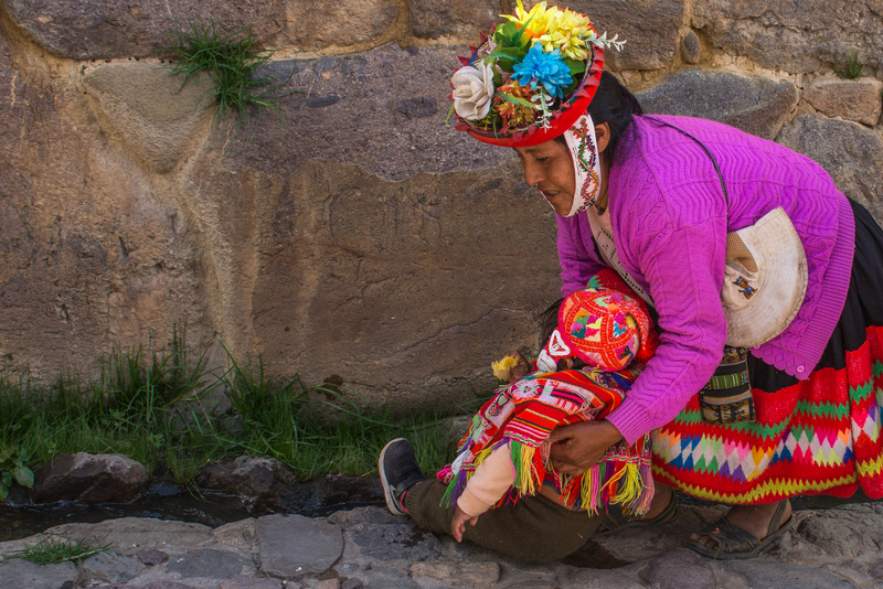 RL5_8069.jpg :: Woman in traditional dress and baby, Ollantaytambo