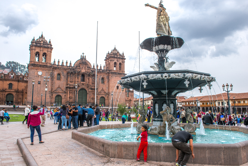 RL5_8660.jpg :: Fountain and Cusco Cathedral, Plaza de Armas of Cusco