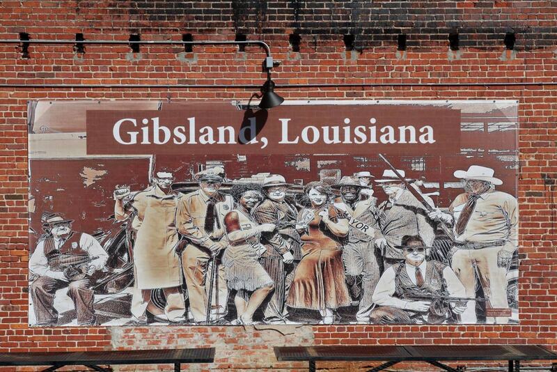 Dixie Hwy-44.jpg :: Mural celebrates the town's Bonnie & Clyde legacy