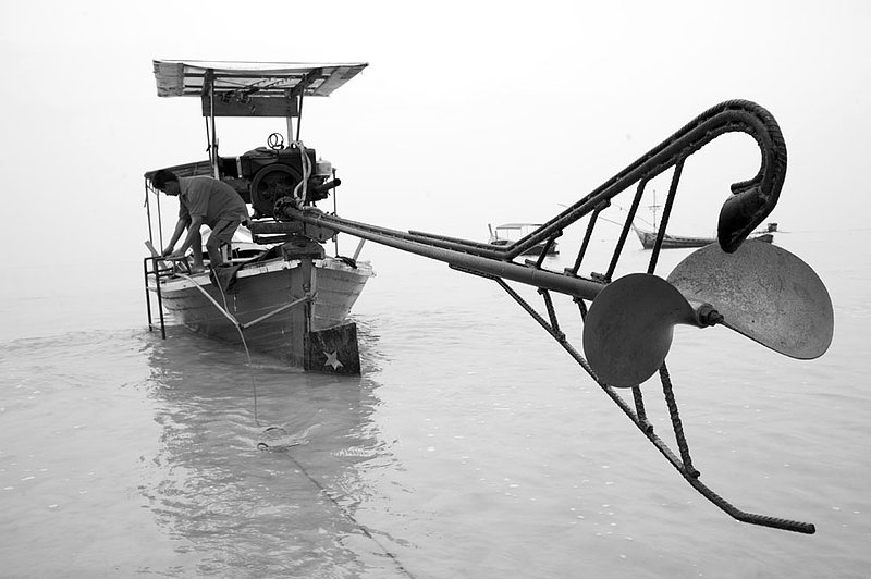 IMG_8337.jpg :: A Thai boat captain preparing a longtail for scuba diving.
