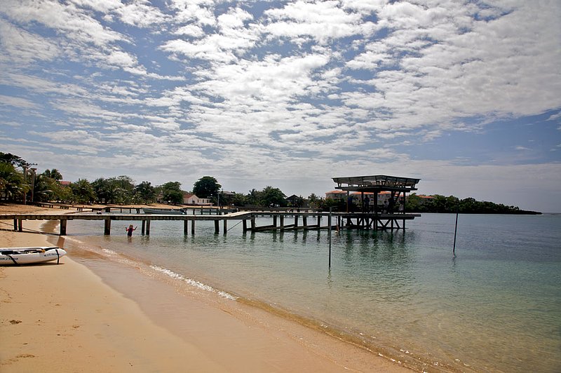 IMG_9162.jpg :: The clear waters and dock of Half Moon Bay, Roatan, Honduras.
