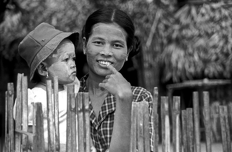 burmesefencewoman2.jpg :: A Burmese mother and her daughter in Bagan, Myanmar.