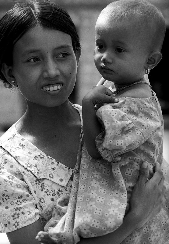 burmesewomanandchild.jpg :: A young Burmese woman and her daughter in Bagan, Myanmar.