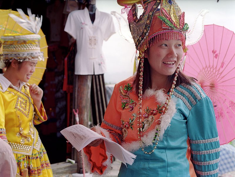 chinesedress.jpg :: Chinese girls dressed in traditional dress in Guilin, China.