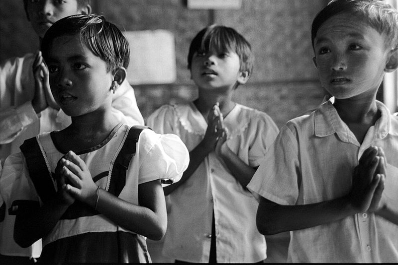 foldedhands.jpg :: Burmese school children in Bagan, Myanmar.