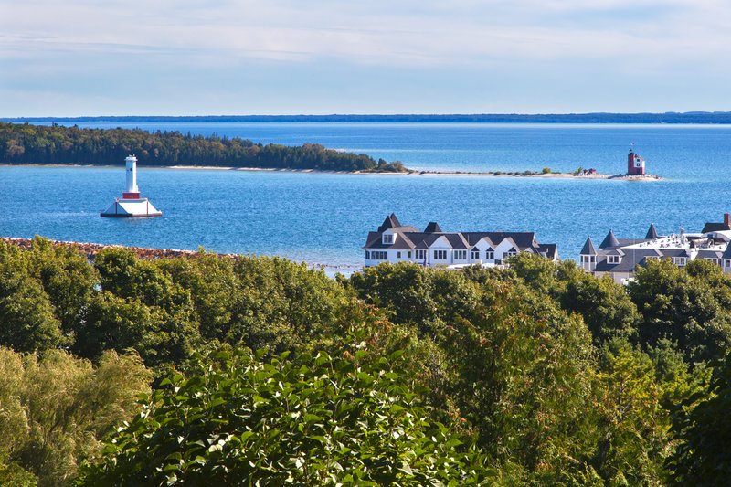MI025.jpg :: A view of the Mackinac Island coastline and it's lighthouses

Mackinac Island, MI - Summer 2011