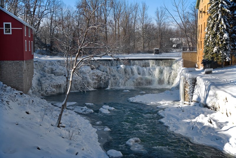 NY001.jpg :: Winter view of the falls from the bridge 

Honeoye Falls NY - Winter 2007