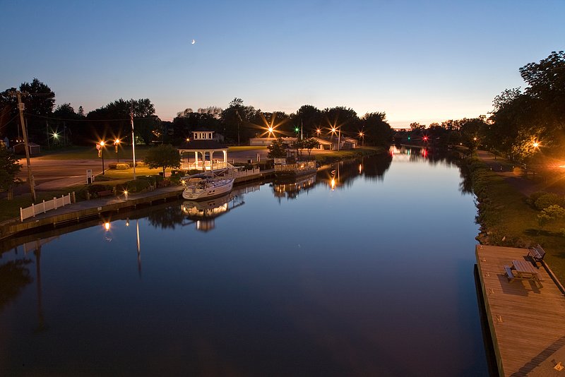 NY078.jpg :: TWILIGHT TIME FACING WEST ALONG SPENCERPORT'S ERIE CANAL

SPENCERPORT, NY - SUMMER 2008