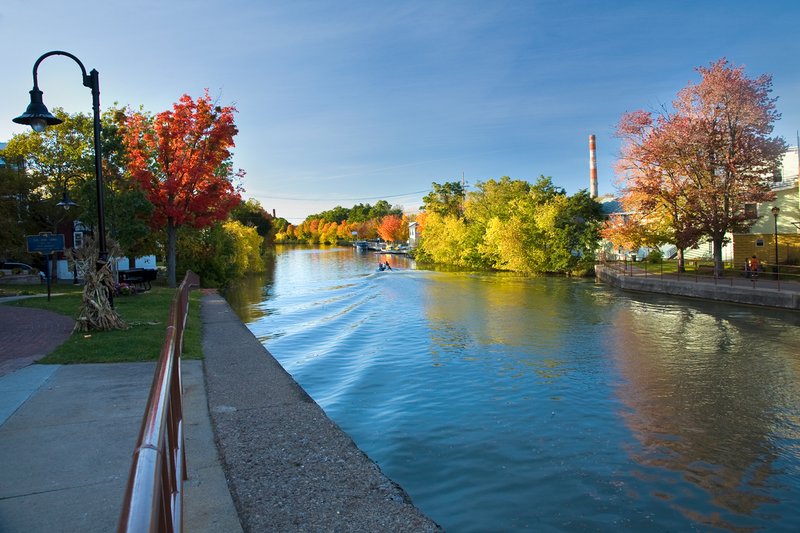 NY103.jpg :: THE ERIE CANAL IN FAIRPORT AS VIEWED IN LATE FALL

FAIRPORT, NY - FALL 2008
