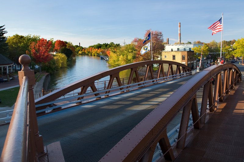 NY104.jpg :: FAIRPORT'S ERIE CANAL AS SEEN FROM THE LIFT BRIDGE IN LATE FALL

FAIRPORT, NY - FALL 2008