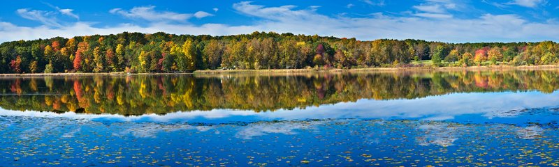 NY112.jpg :: GORGEOUS FALL REFLECTION OFF THE WATER NEAR STEWART LODGE IN MENDON PONDS

MENDON, NY - FALL 2008