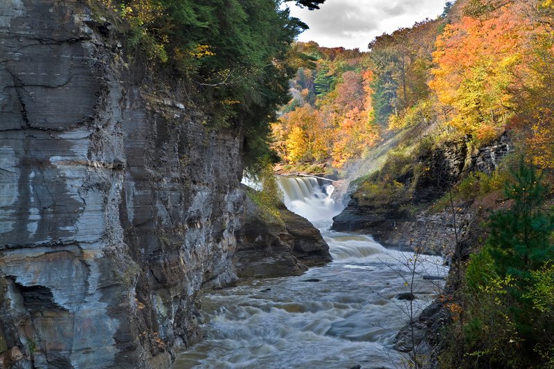 NY115.jpg :: LANDSCAPE VIEW OF LETCHWORTH STATE PARK'S LOWER FALLS AS SEEN IN THE LATE FALL SEASON

MT. MORRIS, NY - FALL 2008