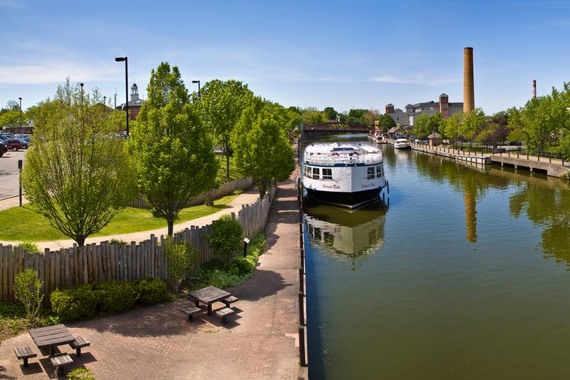 NY132b.jpg :: View of the Erie Canal looking towards the lift bridge in Fairport NY

Spring 2009