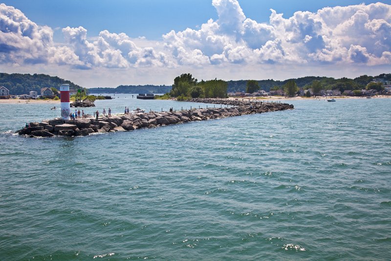 NY195.jpg :: Entrance to Irondequoit Bay used by boaters incl. Harbor Town Belle

Irondequoit NY - Summer 2010