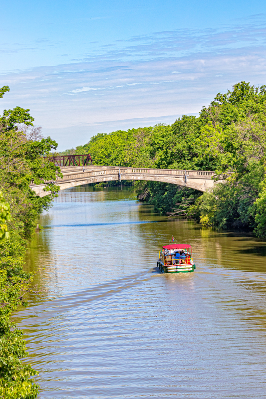 NY691.jpg :: Beautiful stone bridges & a railroad trestle as they cross the Erie Canal in Genesee Valley Park

Rochester NY - Spring 2019