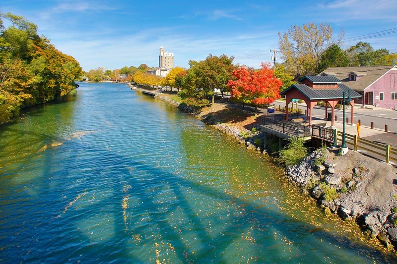 NY375.jpg :: Looking Westward at Schoen Place along the Erie Canal during the Fall season

Pittsford NY - Fall 2014